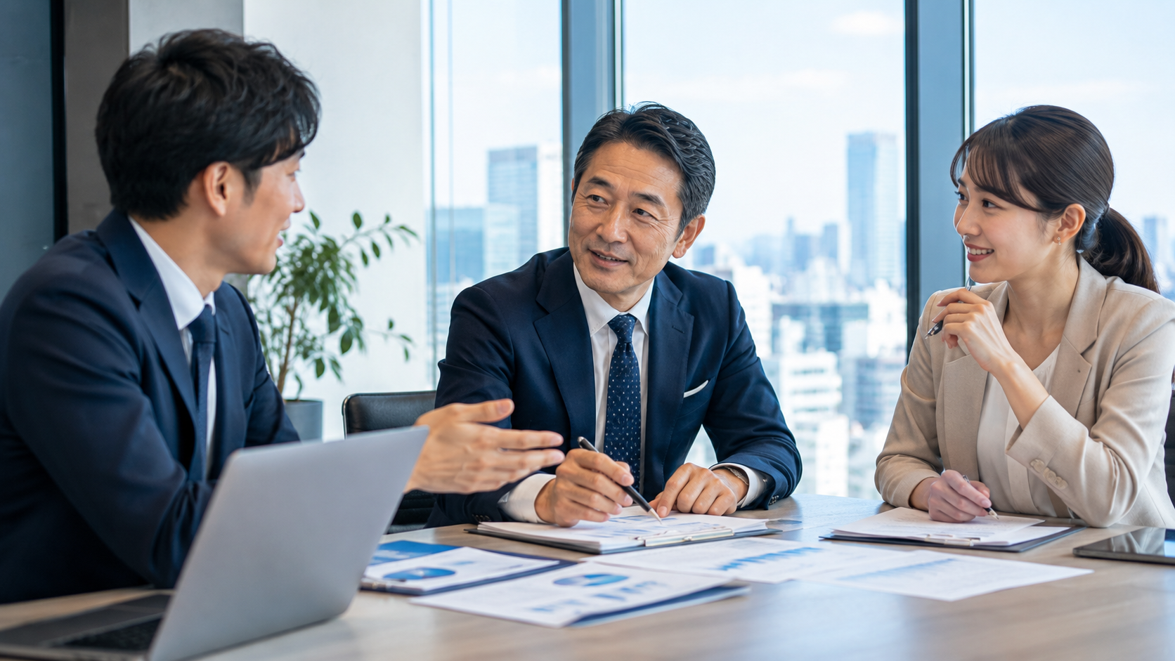 会議室で経営課題について議論するビジネスチーム